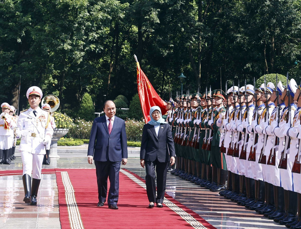 Chủ tịch nước Nguyễn Xuân Phúc và Tổng thống Cộng hòa Singapore Halimah Yacob duyệt Đội danh dự Quân đội Nhân dân Việt Nam. (Ảnh: Thống Nhất/TTXVN)