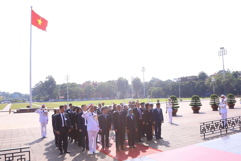 Tổng thống Cộng hòa Singapore Halimah Yacob tưởng niệm Chủ tịch Hồ Chí Minh. (Ảnh: Văn Điệp/TTXVN)