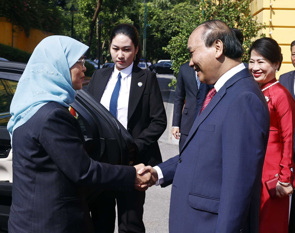 Chủ tịch nước Nguyễn Xuân Phúc đón Tổng thống Cộng hòa Singapore Halimah Yacob. (Ảnh: Thống Nhất/TTXVN)
