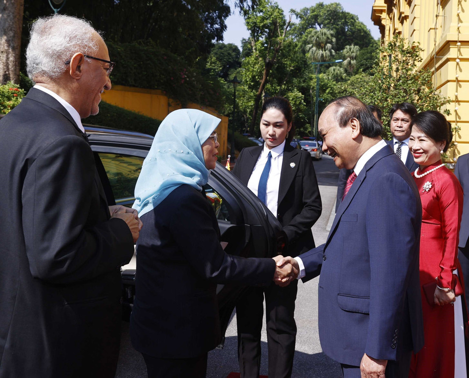 Chủ tịch nước Nguyễn Xuân Phúc đón Tổng thống Cộng hòa Singapore Halimah Yacob. (Ảnh: Thống Nhất/TTXVN)
