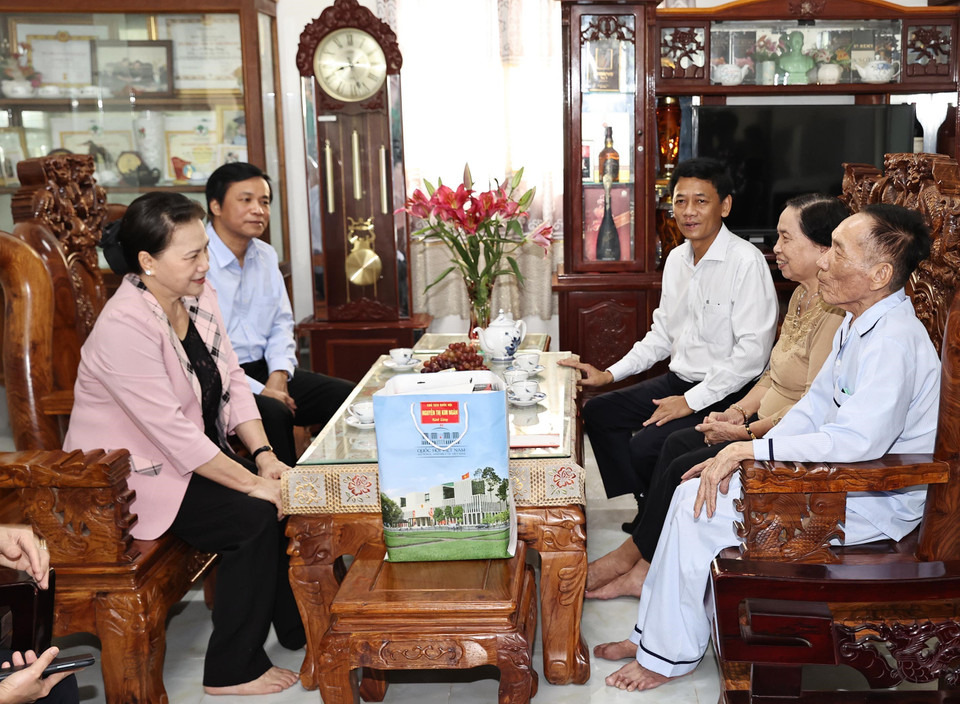 Chủ tịch Quốc hội Nguyễn Thị Kim Ngân đến thăm và tặng quà Thiếu tướng Lê Hoàng Sương, Anh hùng Lực lượng vũ trang nhân dân tại thị trấn Châu Thành. (Ảnh: Trọng Đức/TTXVN)