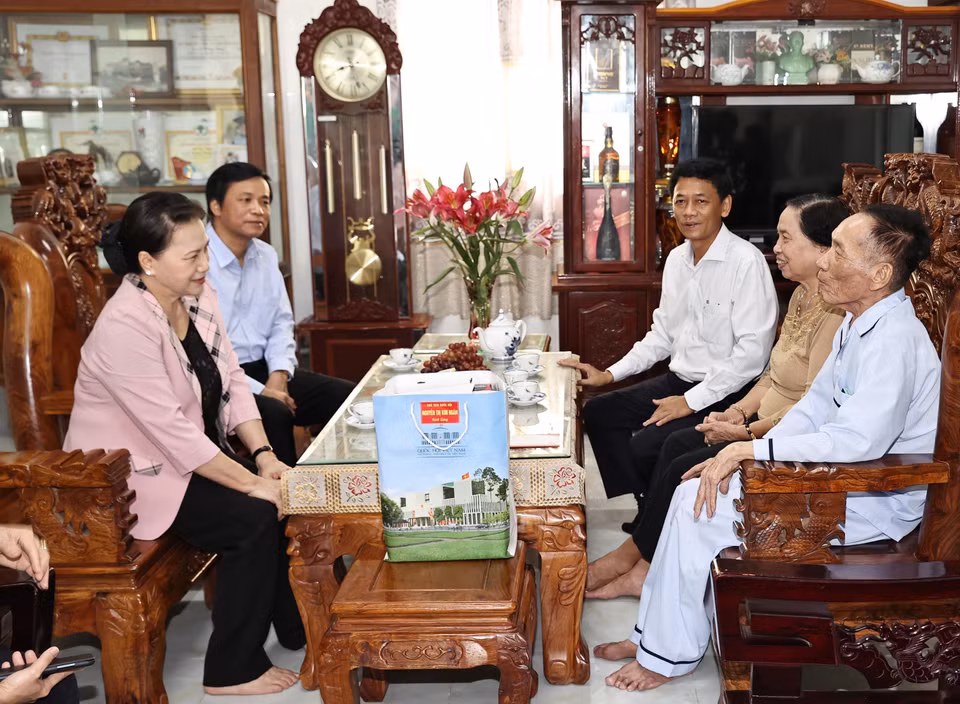 Chủ tịch Quốc hội Nguyễn Thị Kim Ngân đến thăm và tặng quà Thiếu tướng Lê Hoàng Sương, Anh hùng Lực lượng vũ trang nhân dân tại thị trấn Châu Thành. (Ảnh: Trọng Đức/TTXVN)