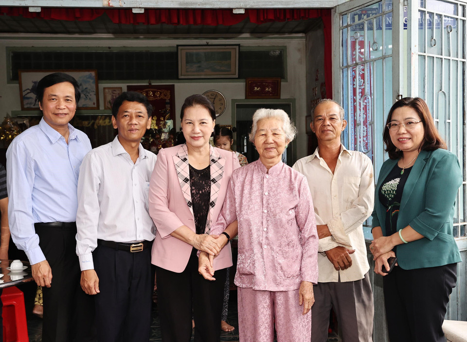Chủ tịch Quốc hội Nguyễn Thị Kim Ngân thăm và tặng quà Mẹ Việt Nam Anh hùng Trương Thị Dân ở xã An Hiệp, huyện Châu Thành. (Ảnh: Trọng Đức/TTXVN)