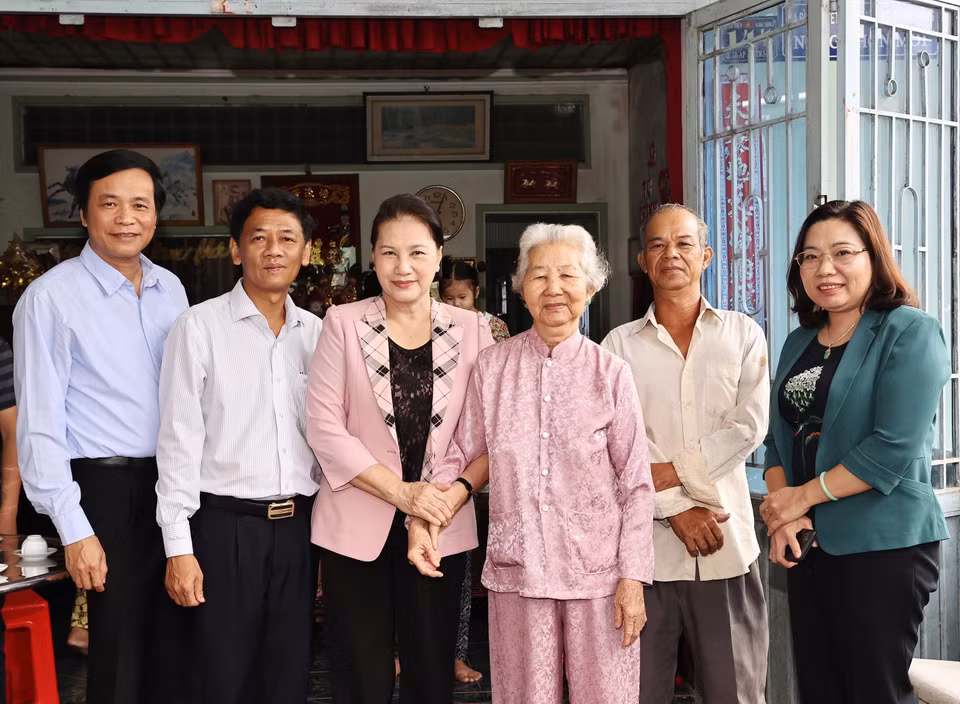 Chủ tịch Quốc hội Nguyễn Thị Kim Ngân thăm và tặng quà Mẹ Việt Nam Anh hùng Trương Thị Dân ở xã An Hiệp, huyện Châu Thành. (Ảnh: Trọng Đức/TTXVN)