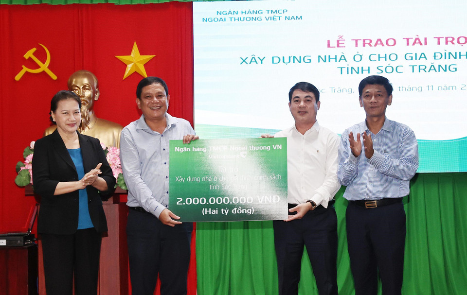 Chủ tịch Quốc hội Nguyễn Thị Kim Ngân chứng kiến trao tài trợ 02 tỷ đồng của Ngân hàng Ngoại thương Việt Nam cho tỉnh Sóc Trăng. (Ảnh: Trọng Đức/TTXVN)