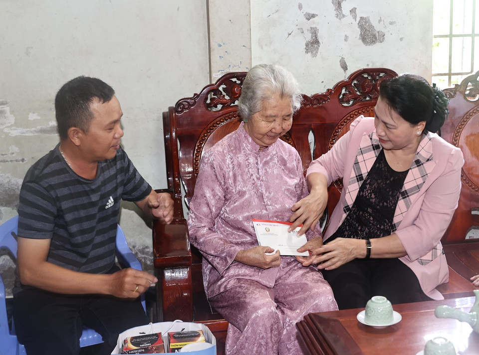 Chủ tịch Quốc hội Nguyễn Thị Kim Ngân thăm và tặng quà Mẹ Việt Nam Anh hùng Trương Thị Dân ở xã An Hiệp, huyện Châu Thành. (Ảnh: Trọng Đức/TTXVN)