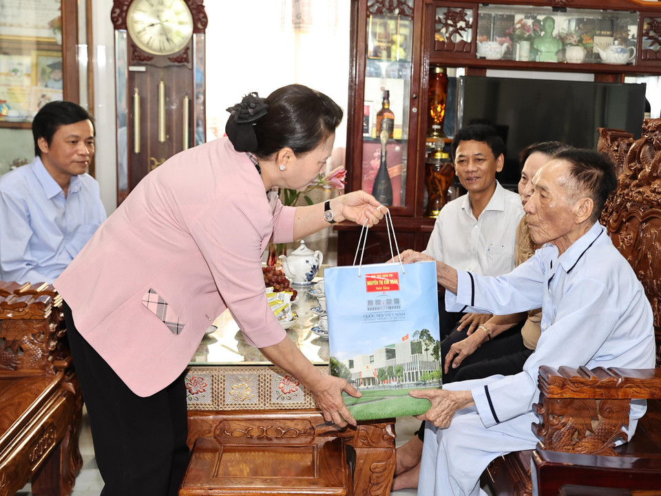 Chủ tịch Quốc hội Nguyễn Thị Kim Ngân đến thăm và tặng quà Thiếu tướng Lê Hoàng Sương, Anh hùng Lực lượng vũ trang nhân dân tại thị trấn Châu Thành. (Ảnh: Trọng Đức/TTXVN)