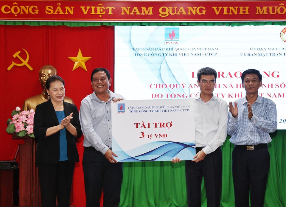 Chủ tịch Quốc hội Nguyễn Thị Kim Ngân chứng kiến trao tài trợ 03 tỷ đồng của Tổng Công ty Dầu khí Việt Nam (CTCP) cho tỉnh Sóc Trăng. (Ảnh: Trọng Đức/TTXVN)