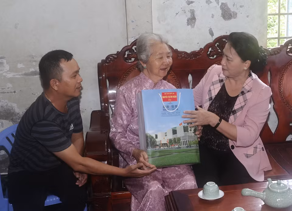 Chủ tịch Quốc hội Nguyễn Thị Kim Ngân thăm và tặng quà Mẹ Việt Nam Anh hùng Trương Thị Dân ở xã An Hiệp, huyện Châu Thành. (Ảnh: Trọng Đức/TTXVN)