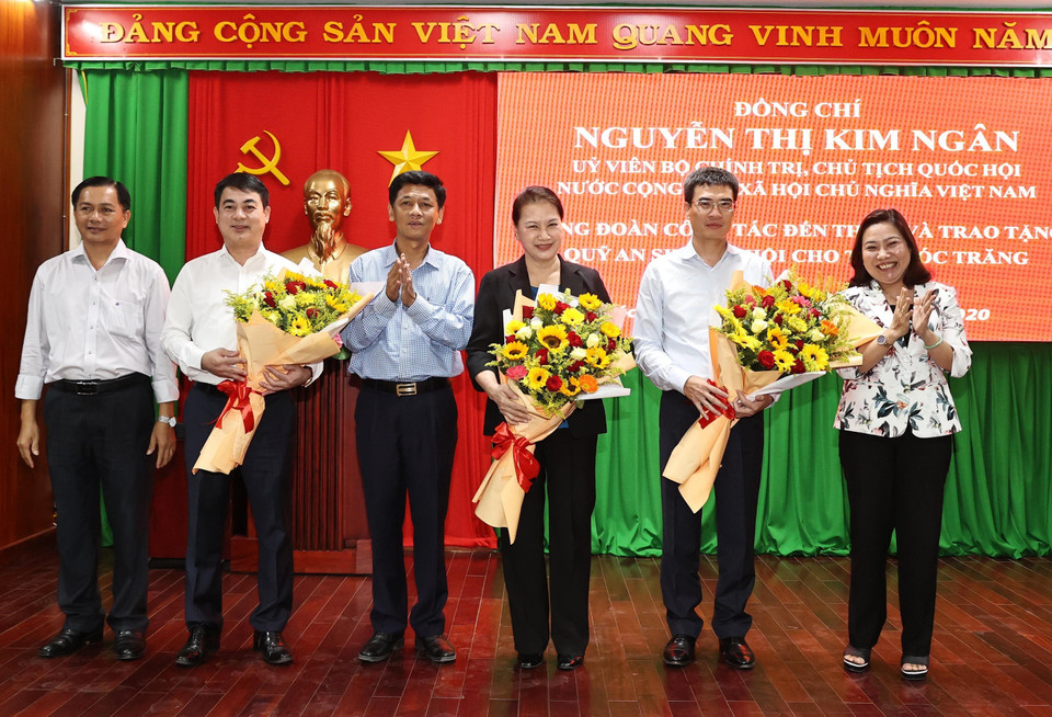 Chủ tịch Quốc hội Nguyễn Thị Kim Ngân và lãnh đạo tỉnh Sóc Trăng tặng hoa các nhà tài trợ. (Ảnh: Trọng Đức/TTXVN)