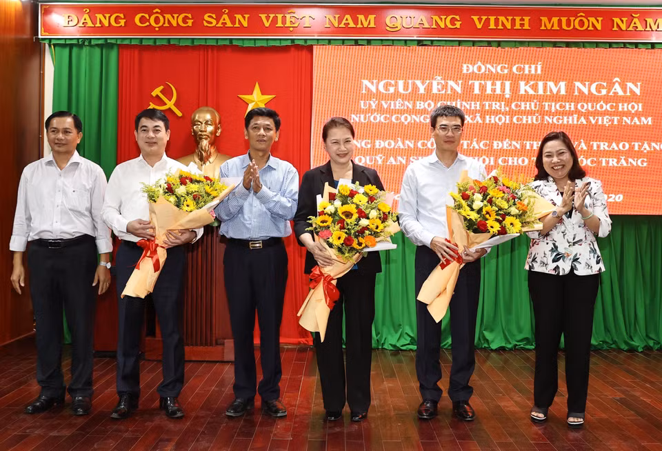 Chủ tịch Quốc hội Nguyễn Thị Kim Ngân và lãnh đạo tỉnh Sóc Trăng tặng hoa các nhà tài trợ. (Ảnh: Trọng Đức/TTXVN)