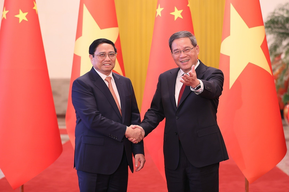 Thủ tướng Trung Quốc Lý Cường đón Thủ tướng Phạm Minh Chính. (Ảnh: Dương Giang/TTXVN)