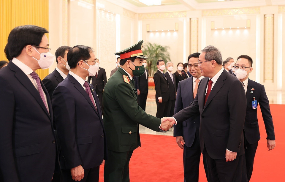 Thủ tướng Phạm Minh Chính giới thiệu các thành viên Đoàn đại biểu Việt Nam với Thủ tướng Trung Quốc Lý Cường. (Ảnh: Dương Giang/TTXVN)