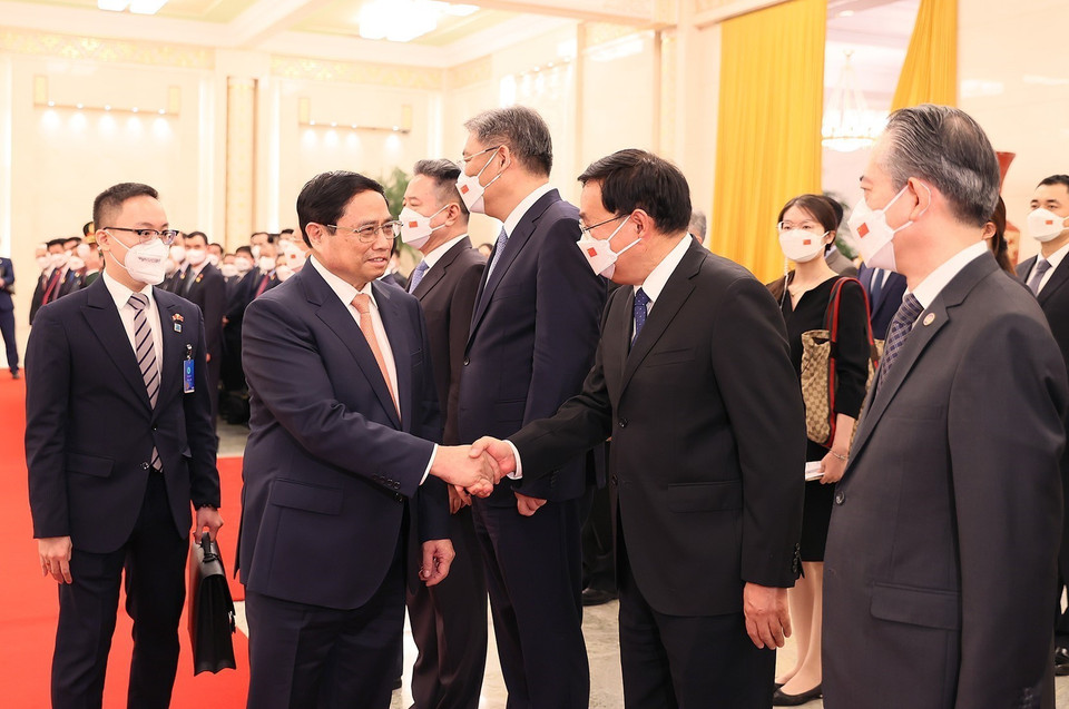 Thủ tướng Lý Cường giới thiệu các thành viên Đoàn đại biểu Trung Quốc với Thủ tướng Phạm Minh Chính. (Ảnh: Dương Giang/TTXVN)