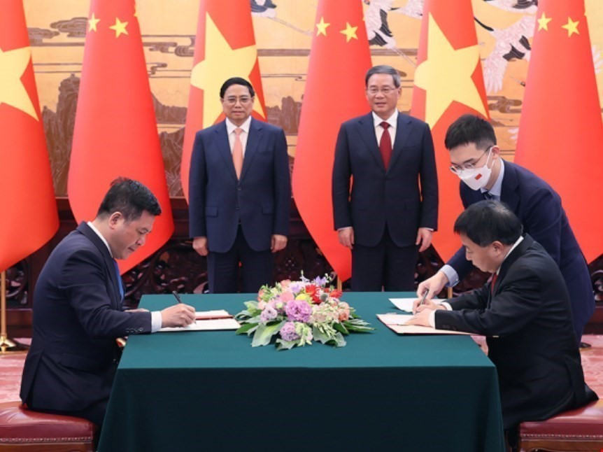 Thủ tướng Phạm Minh Chính và Thủ tướng Trung Quốc Lý Cường chứng kiến Lễ ký Bản ghi nhớ giữa Bộ Công Thương Việt Nam và Tổng Cục Quản lý Giám sát Thị trường Trung Quốc. (Ảnh: Dương Giang/TTXVN)