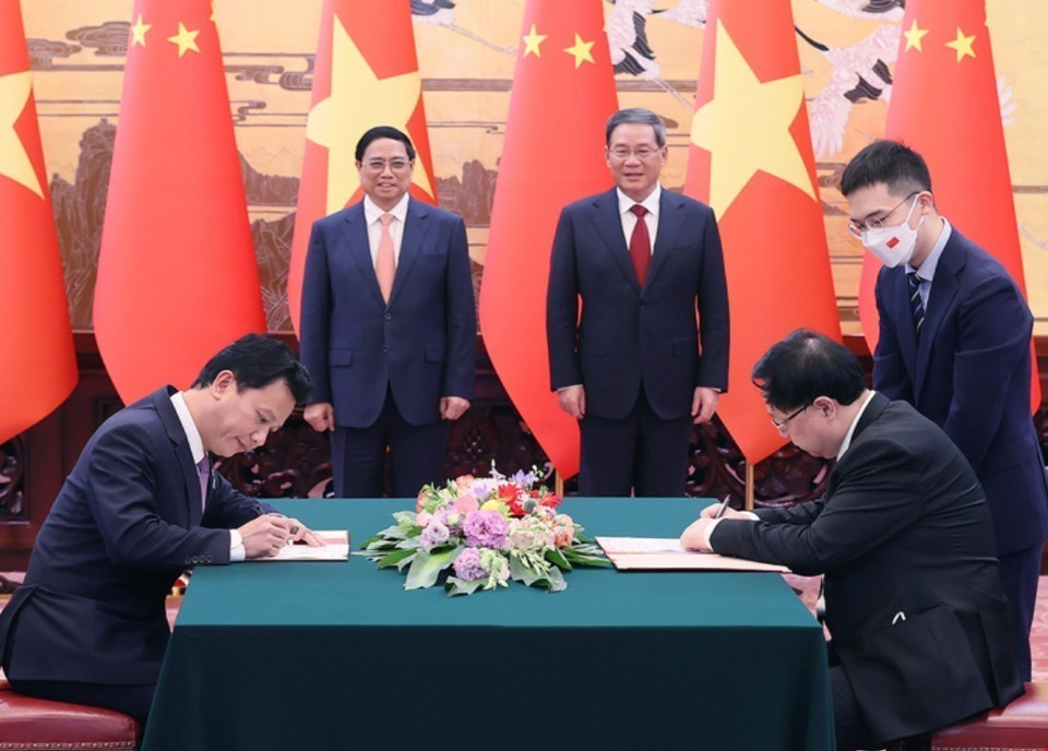 Lễ ký Thỏa thuận Hợp tác Nghiên cứu Quản lý tổng hợp Môi trường Biển và Hải đảo vùng Vịnh Bắc Bộ giữa Bộ Tài nguyên và Môi trường Việt Nam và Bộ Tài nguyên Thiên nhiên Trung Quốc. (Ảnh: Dương Giang/TTXVN)