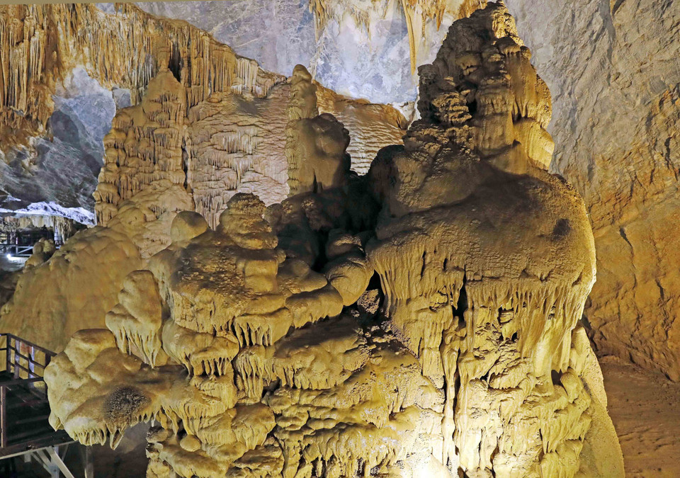 Hình thù tuyệt đẹp từ nhũ đá trong Động Thiên Đường. (Ảnh: Trần Việt/TTXVN)