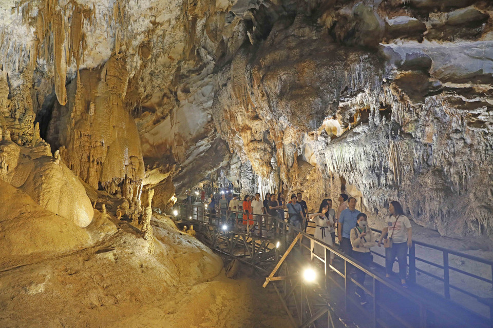 Tuyệt tác hang động này được thiên nhiên tạo hóa trong lòng đất với sự nguy nga, lộng lẫy và huyền ảo bởi muôn vàn những nhũ đá, hình thù tuyệt đẹp như 'mê cung trong lòng đất.' (Ảnh: Trần Việt/TTXVN)