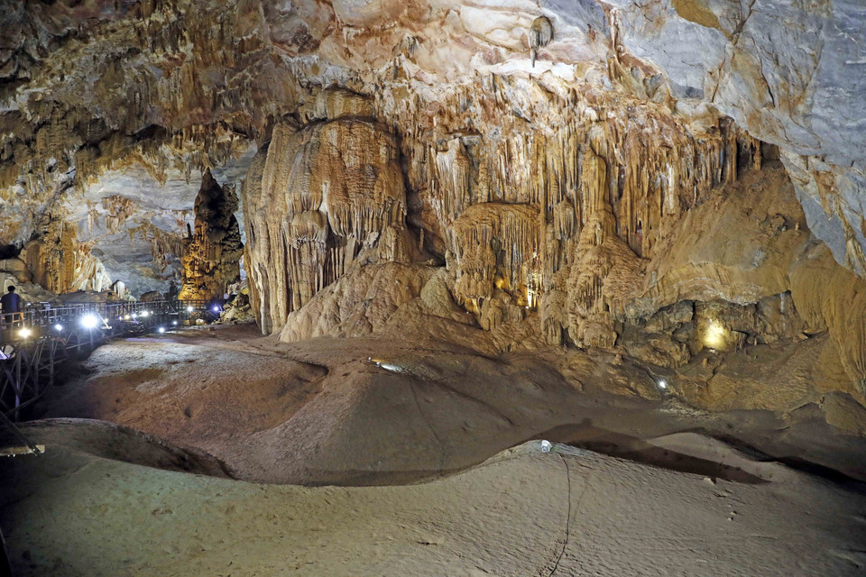 Muôn vàn hình thù từ những nhũ đá trong Động Thiên Cung. (Ảnh: Trần Việt/TTXVN)