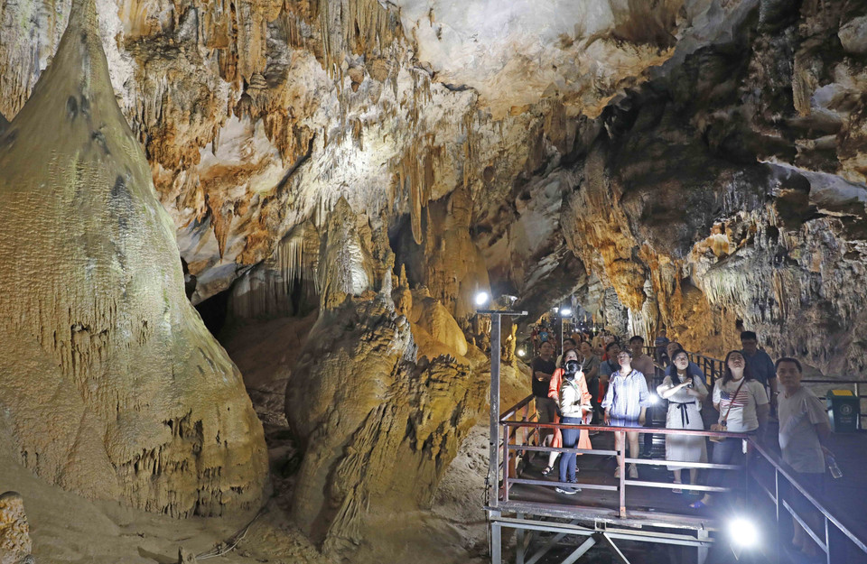 Động Thiên Đường là địa điểm thu hút đông đảo du khách tới thưởng lãm. (Ảnh: Trần Việt/TTXVN)