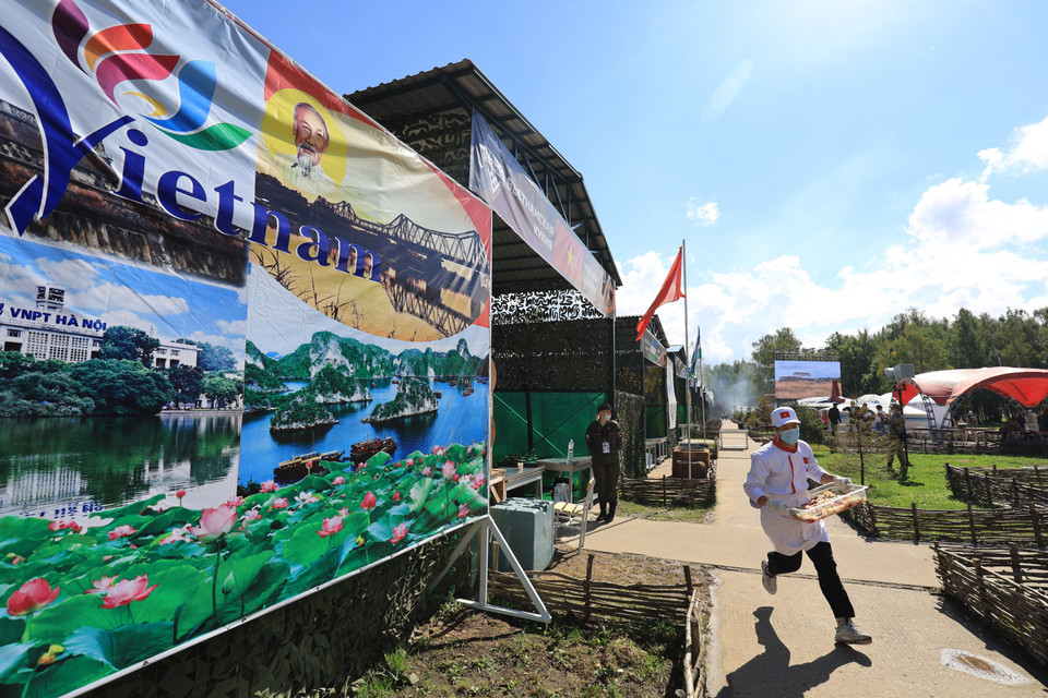 Việc chế biến các món ăn theo kiểu Nga khiến các chiến sỹ gặp nhiều khó khăn.(Ảnh: Trần Hiếu/TTXVN)