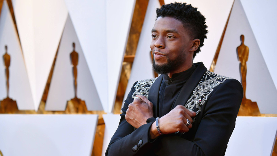 Kiểu chào "Wakanda Forever" đã làm nên "thương hiệu" của Chadwick Boseman và nhân vật Black Panther.