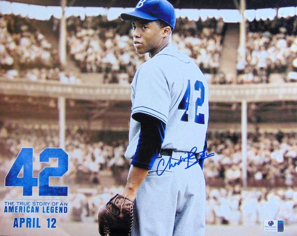 Trong "42", Chadwick Boseman vào vai Jackie Robinson, cầu thủ người Mỹ gốc Phi thi đấu tại giải bóng chày nhà nghề MLB.