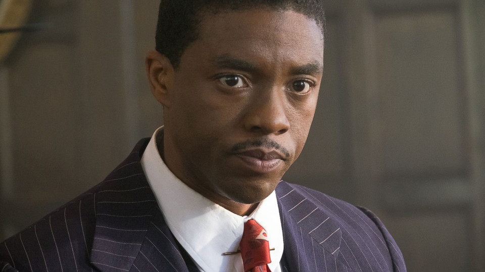 Chadwick Boseman trong vai Trợ lý Chánh án tòa án tối cao Mỹ Thurgood Marshall trong phim "Marshall".