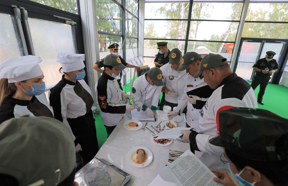 Đội thi Bếp dã chiến vượt khó, nỗ lực thi đấu tốt. (Ảnh: Trần Hiếu/TTXVN)