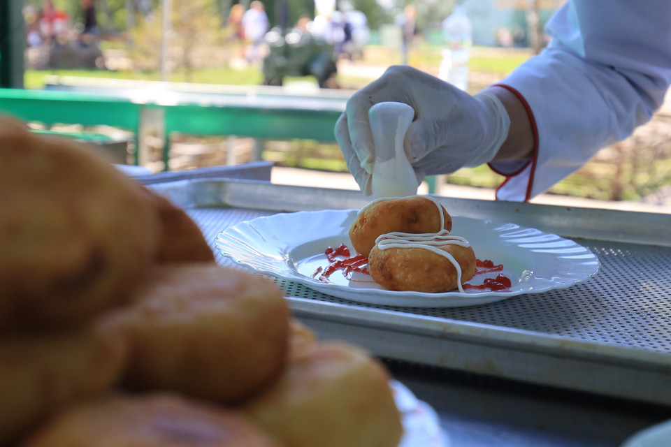 Thành viên đội thi Bếp dã chiến Việt Nam cẩn thận trang trí món ăn sau khi chế biến. (Ảnh: Trần Hiếu/TTXVN)