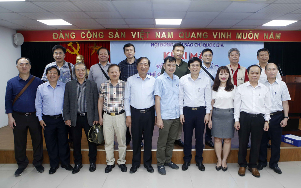 Các thành viên Hội đồng vòng chấm sơ khảo Giải báo chí Quốc gia lần thứ XV - năm 2020 chụp ảnh lưu niệm. (Ảnh: Phạm Kiên/TTXVN)