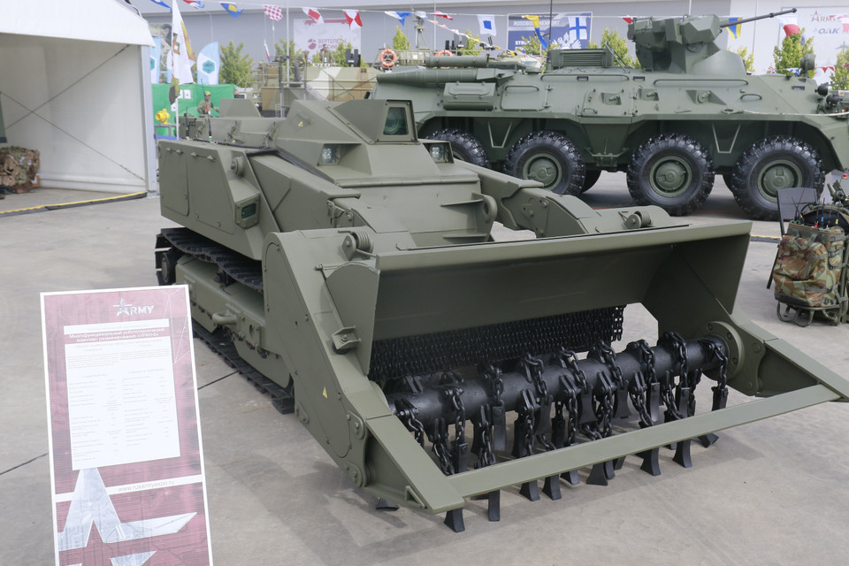 Robot Uran-6 phương tiện rà phá bom mìn hiện đại của quân đội Nga. (Ảnh: Duy Trinh/TTXVN)