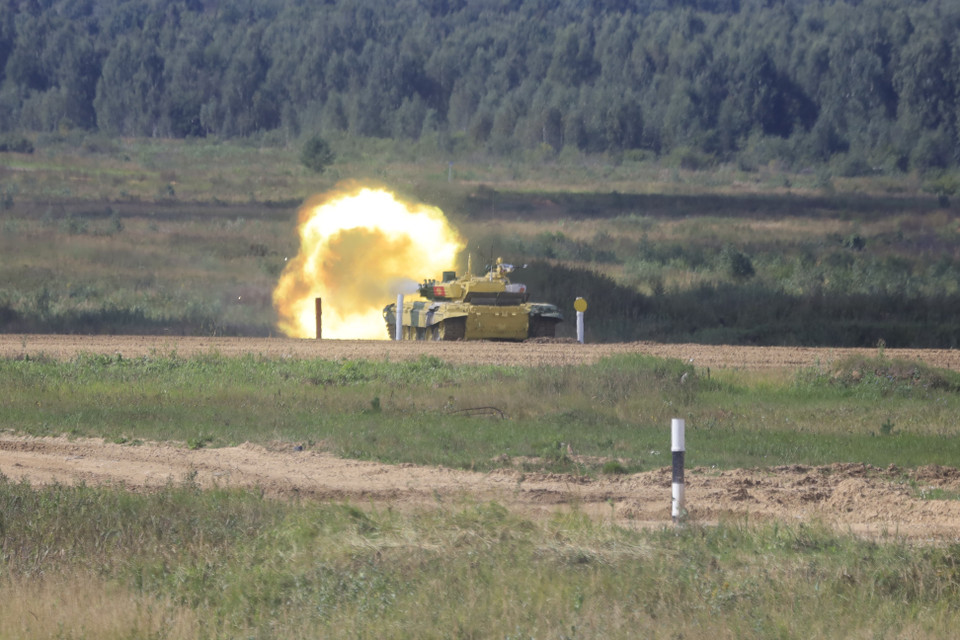 Kíp xe tăng đội Kyrgyzstan khai hỏa. (Ảnh: Trần Hiếu/TTXVN)