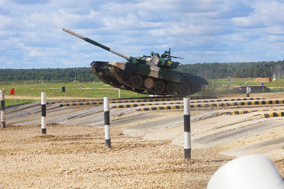 Kíp xe tăng Myanmar bứt tốc vượt qua chướng ngại vật. (Ảnh: Trần Hiếu/TTXVN)