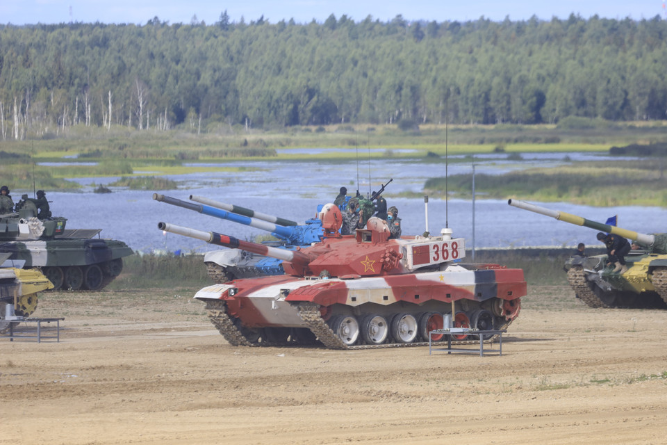 Đội tuyển xe tăng Trung Quốc bước vào thi đấu đầu tiên của Bảng 1 với xe tăng màu đỏ. (Ảnh: Trần Hiếu/TTXVN)