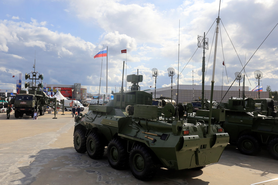 Các phương tiện thông tin liên lạc cơ động được giới thiệu tại triển lãm. (Ảnh: Trần Hiếu/TTXVN)