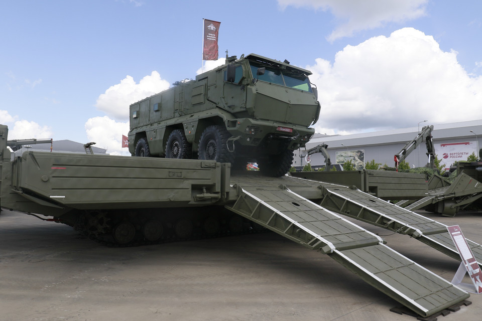 Xe vận chuyển quân sự bọc thép Typhoon-M được vận chuyển bằng phà chuyên dụng. (Ảnh: Trần Hiếu/TTXVN)