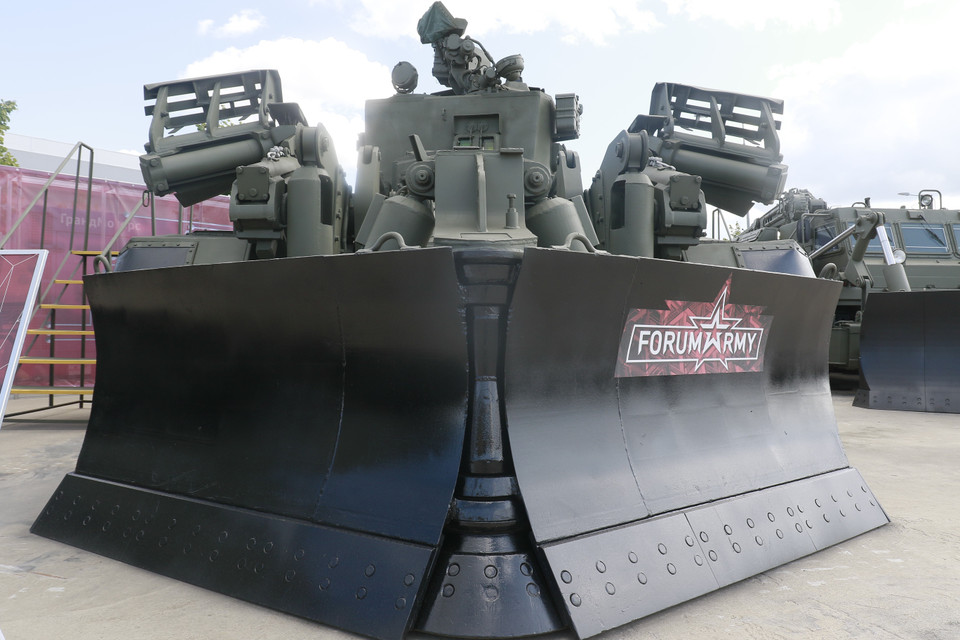 Phương tiện chuyên dụng của lực lượng công binh Nga. (Ảnh: Trần Hiếu/TTXVN)