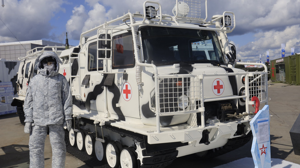 Hệ thống y tế di động trên phương tiện đặc chủng hoạt động tại Bắc Cực lần đầu tiên ra mắt công chúng. (Ảnh: Trần Hiếu/TTXVN)