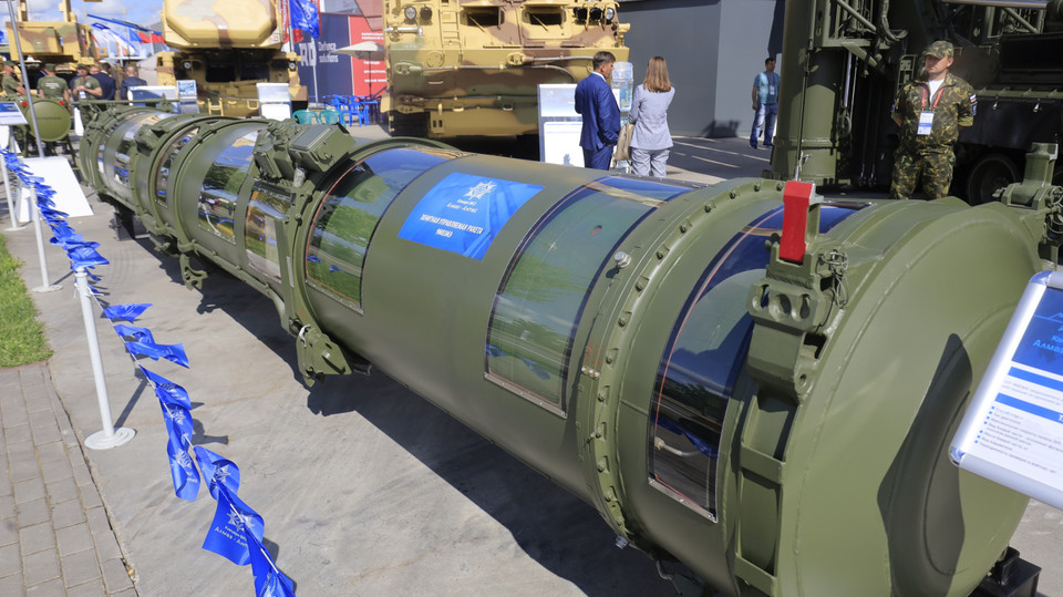 Ống chứa đạn tên lửa phòng không 9M83ME do tổng công ty Almaz-Altei sản xuất. (Ảnh: Trần Hiếu/TTXVN)