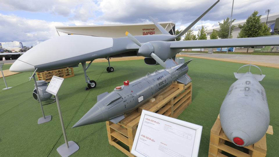 Máy bay trinh sát-tấn công không người lái tầm xa Sirius và vũ khí đi kèm. (Ảnh: Trần Hiếu/TTXVN)