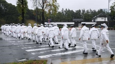 Cảnh sát Nhật Bản tuần tra tại Cung Hoàng gia ở Tokyo, trước lễ đăng quang của Nhật hoàng Naruhito ngày 22/10/2019. (Ảnh: Kyodo/TTXVN)
