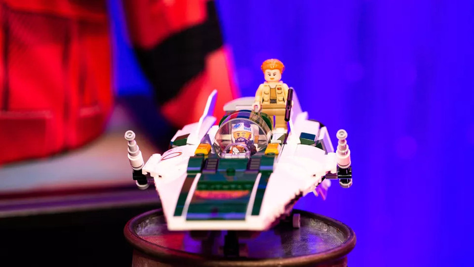 Mẫu đồ chơi Lego hình phi thuyền chiến đấu A-wing của lực lượng Nổi dậy. (Ảnh: Cnet)