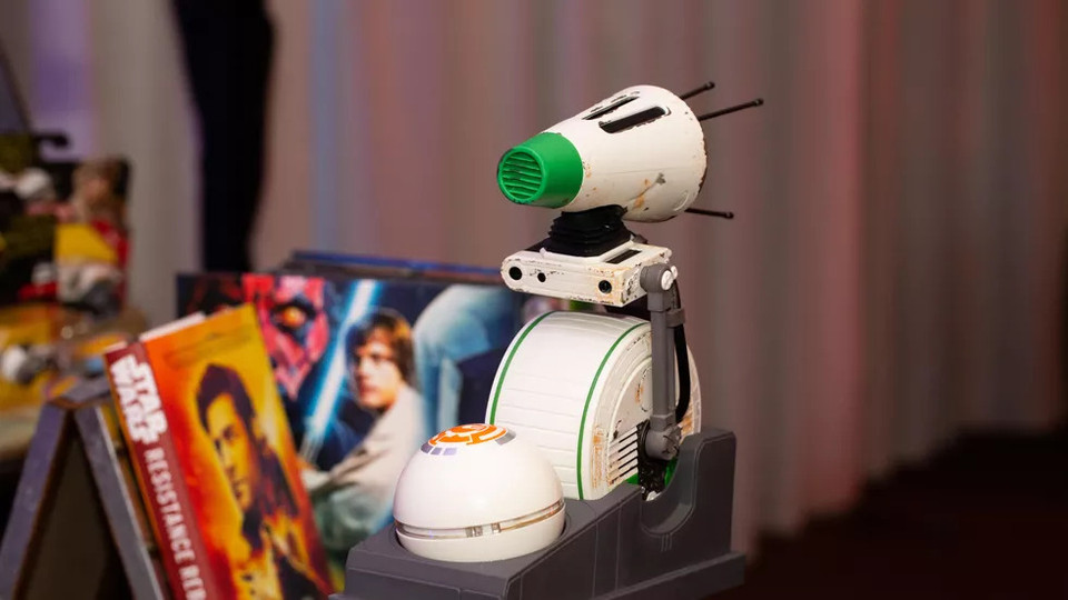 Đồ chơi mô phỏng nhân vật robot D-O có thể tương tác với ứng dụng điện thoại của Hasbro. (Ảnh: Cnet)