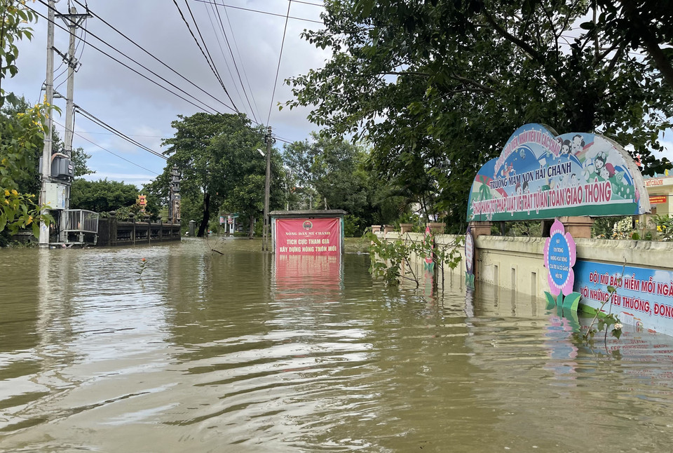 Nhiều tuyến đường của xã Hải Chánh ngập sâu trong nước. (Ảnh: Thanh Thủy/TTXVN)