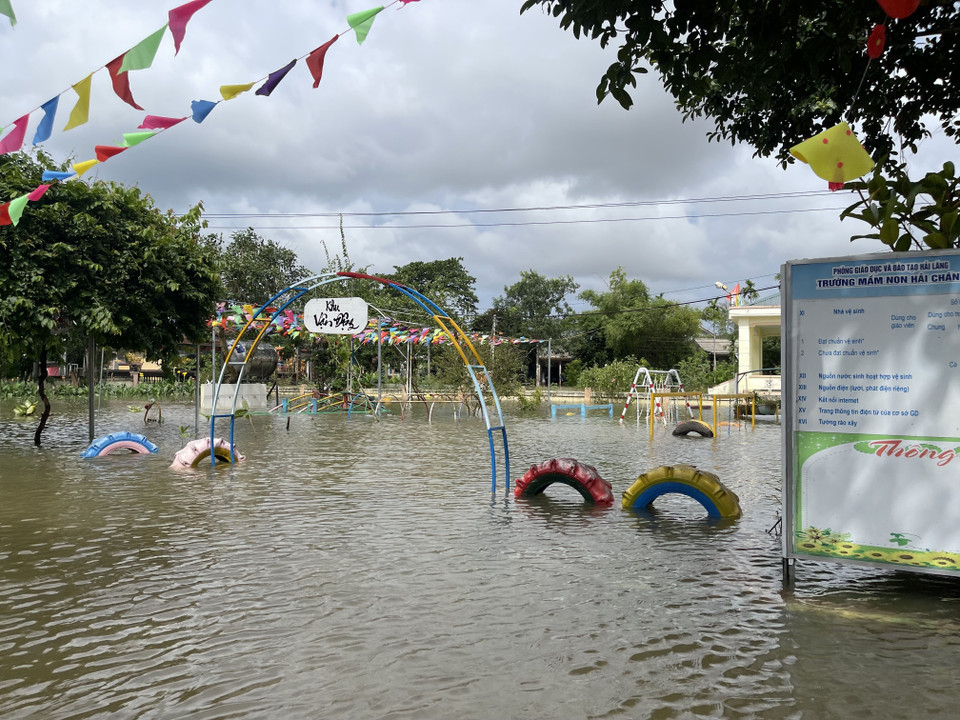 Trường Mầm non xã Hải Chánh, huyện Hải Lăng ngập sâu trong nước. (Ảnh: Thanh Thủy/TTXVN)