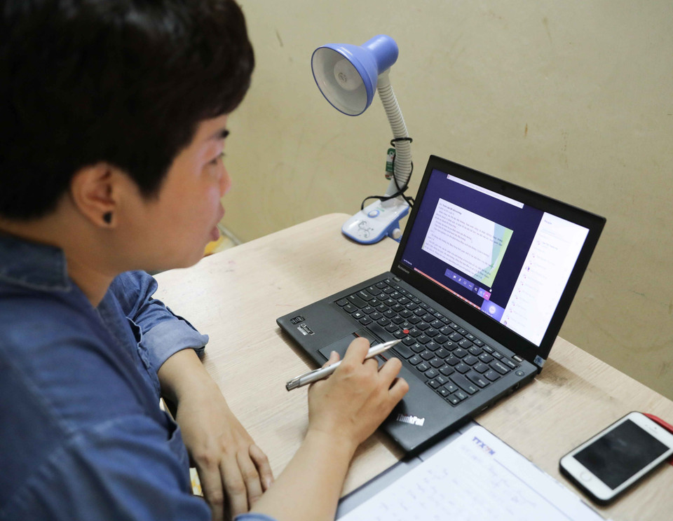 Phụ huynh học sinh lớp 10 Trường THPT Cầu Giấy họp trực tuyến với giáo viên về công tác đón học sinh trở lại. (Ảnh: Thanh Tùng/TTXVN)