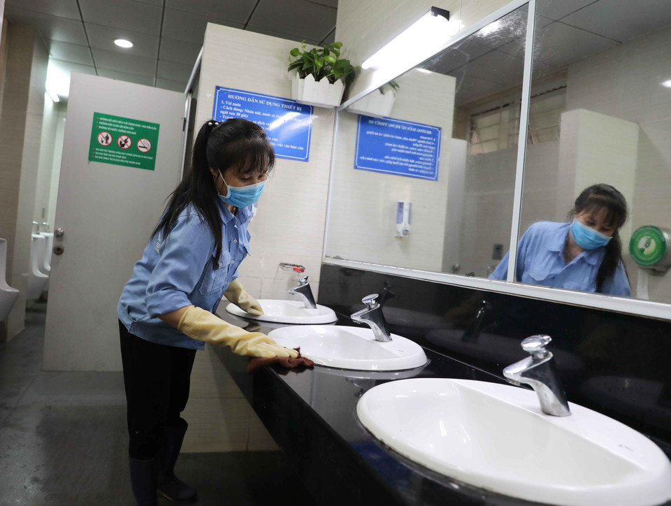 Trường THCS Nghĩa Tân (quận Cầu Giấy) hoàn thành vệ sinh, khử khuẩn và các công tác chuẩn bị khác, sẵn sàng đón học sinh trở lại trường. (Ảnh: Thanh Tùng/TTXVN)