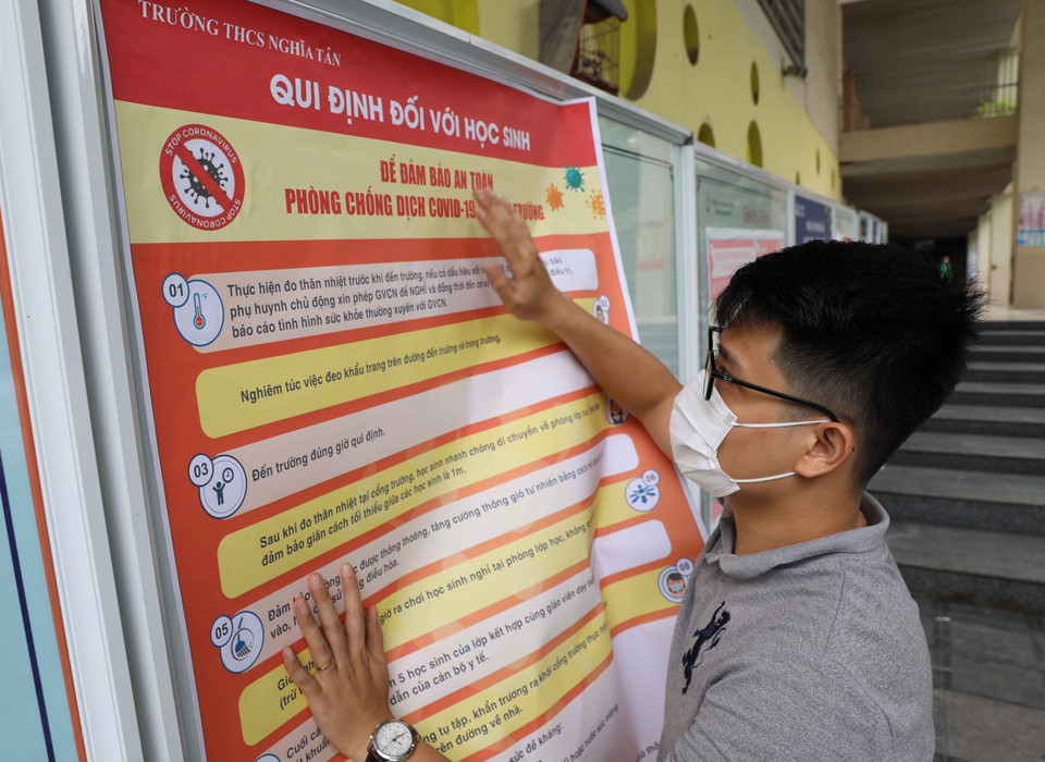 Thông tin khuyến cáo về phòng, chống dịch được dán trong các trường học để tuyên truyền, nâng cao nhận thức cho học sinh. (Ảnh: Thanh Tùng/TTXVN)
