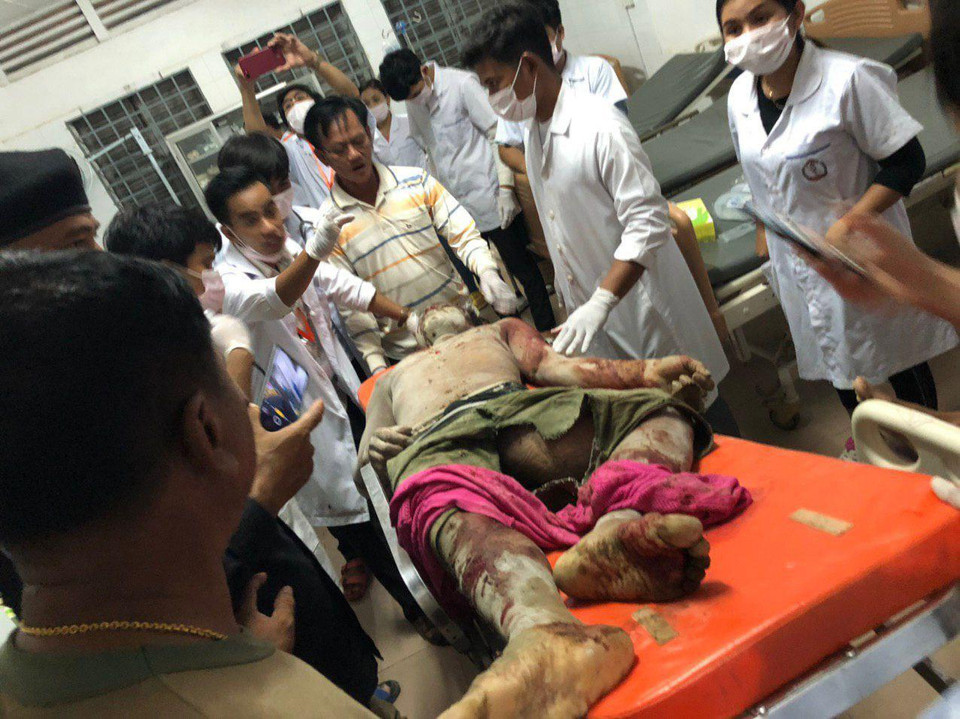 Một nạn nhân bị thương được đưa đi cấp cứu.(Ảnh: Fresh News/Vietnam+)
